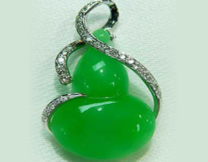 Hu Lu Jade pendant with diamonds